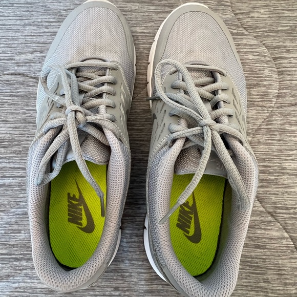 Nike Size 8 Women’s Like new gray/silver sneakers - Picture 4 of 4